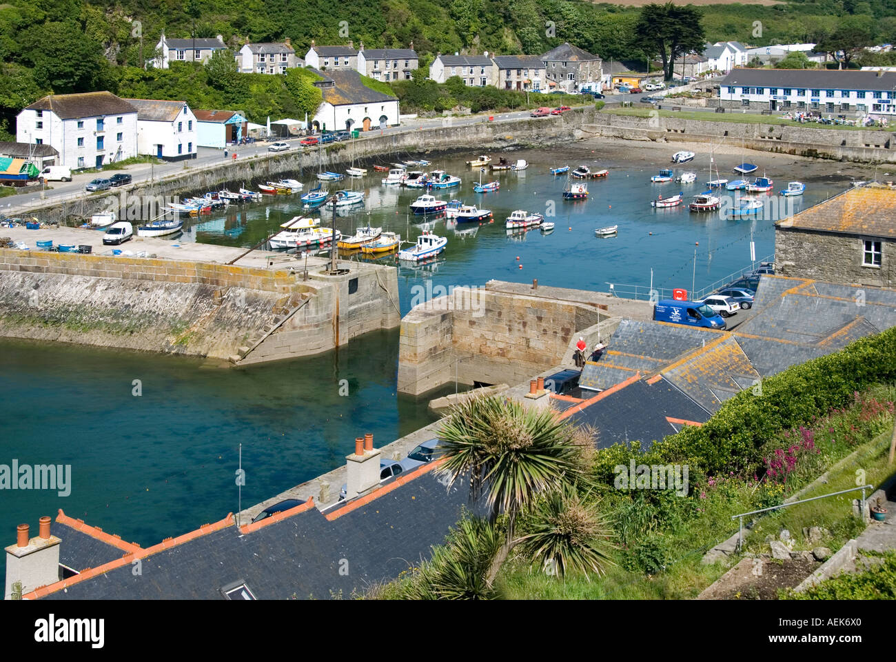 Porthleven situé sur le sentier de la côte sud-ouest vue aérienne de l'entrée du port et des amarrages sûrs pour les petits bateaux Cornwall Angleterre Royaume-Uni Banque D'Images