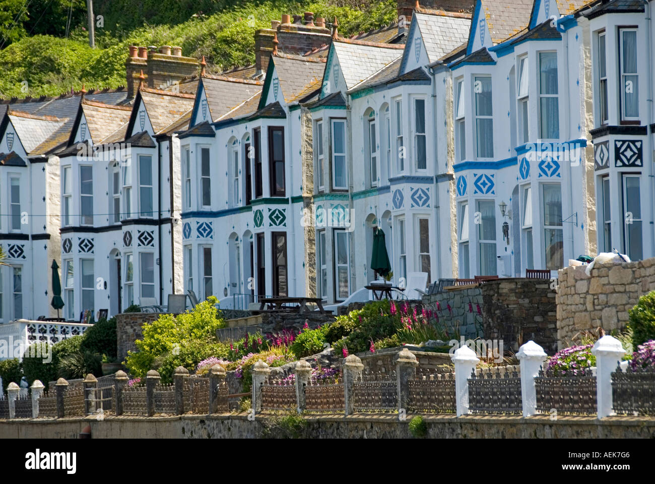 Maisons jumelées de Porthleven dans panneaux terrasse donnant sur un grand nombre de port utilisé comme guest houses Cornwall England UK Banque D'Images