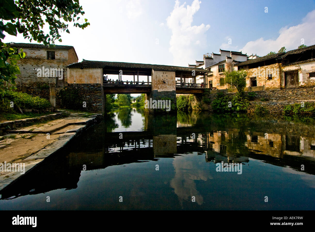 Ancien pont avec Sixiyuan symbole Yin Yang Village Wuyuan Jiangxi Province Chine Banque D'Images