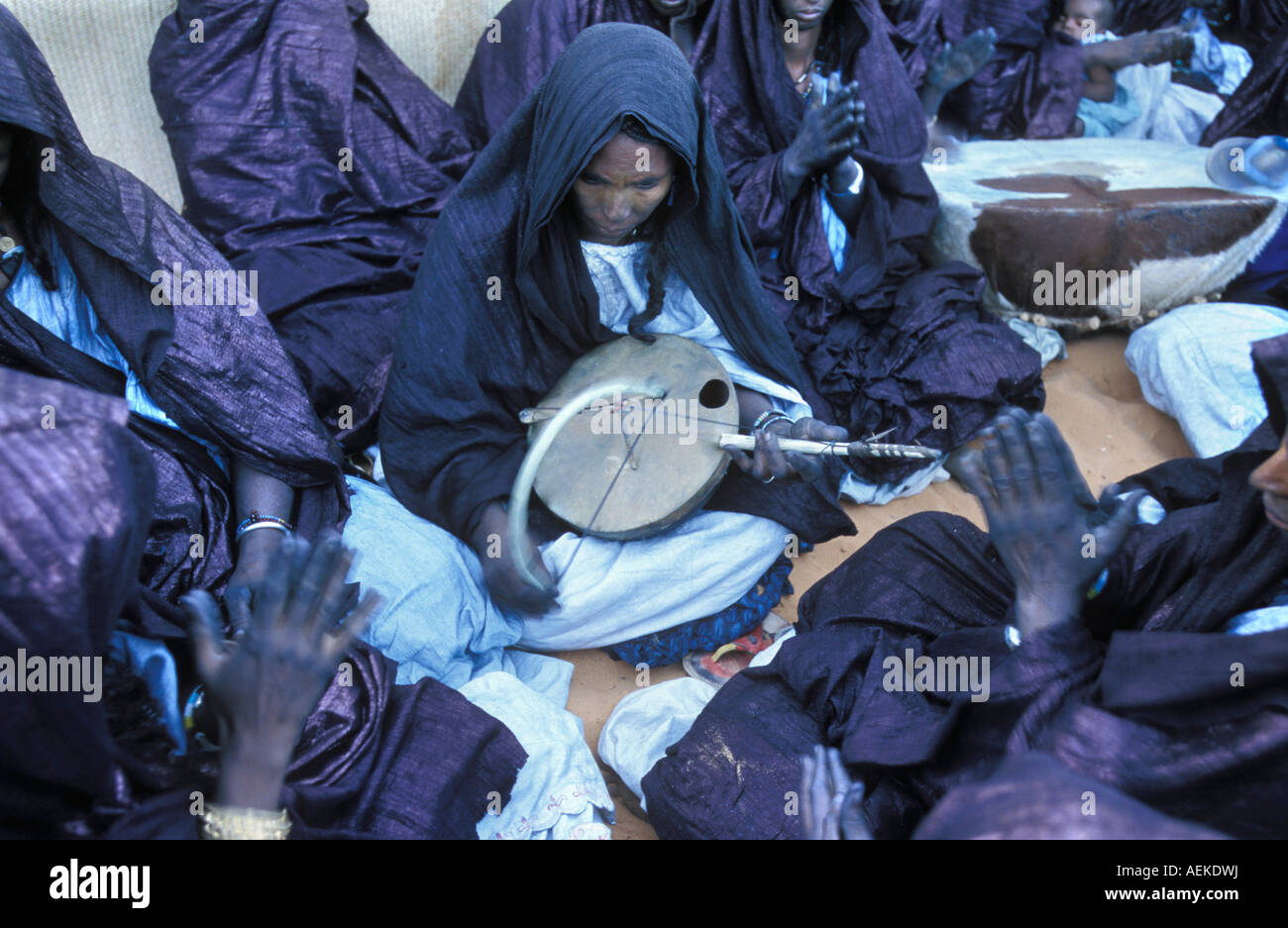 Mali Menaka près de Gao, les femmes jouant d'instruments de musique locaux l'imzad violon Touareg Banque D'Images