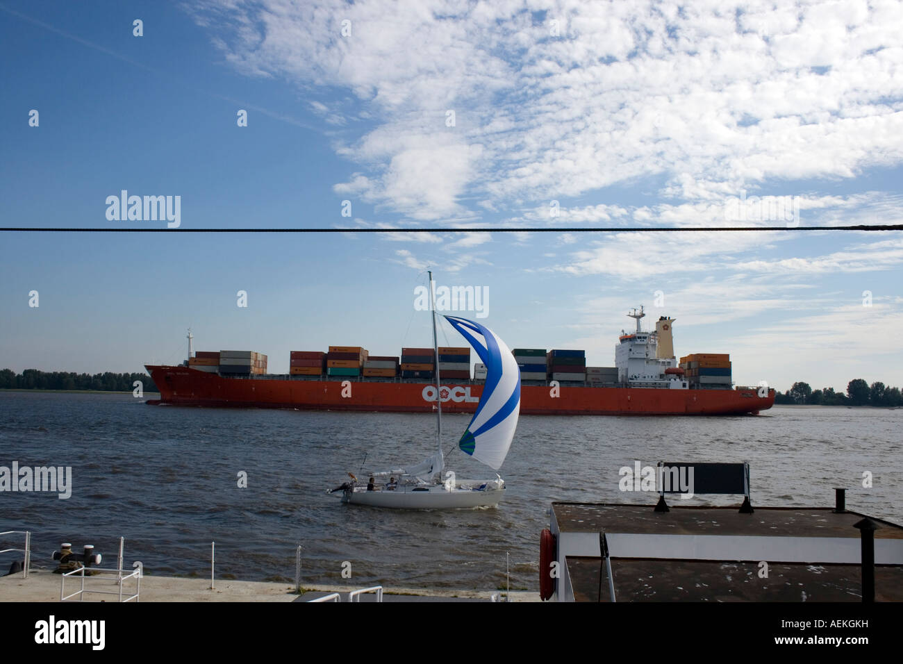 'Conteneurs OOCL Belgium' passant Schulau Point Bienvenue Banque D'Images