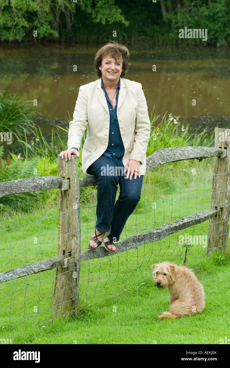 Rosa Monckton ami de la défunte Diana la princesse de Galles à la maison dans le jardin chien de la famille. Dallington, Sussex de l'est, Angleterre des années 2007 2000 Royaume-Uni HOMER SYKES Banque D'Images