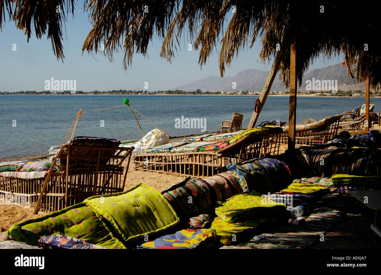 Vue sur la plage de Nuweiba Tarabina à Nuweiba également orthographié: Nueiba une ville côtière dans la partie orientale de la péninsule du Sinaï, Egypte Banque D'Images