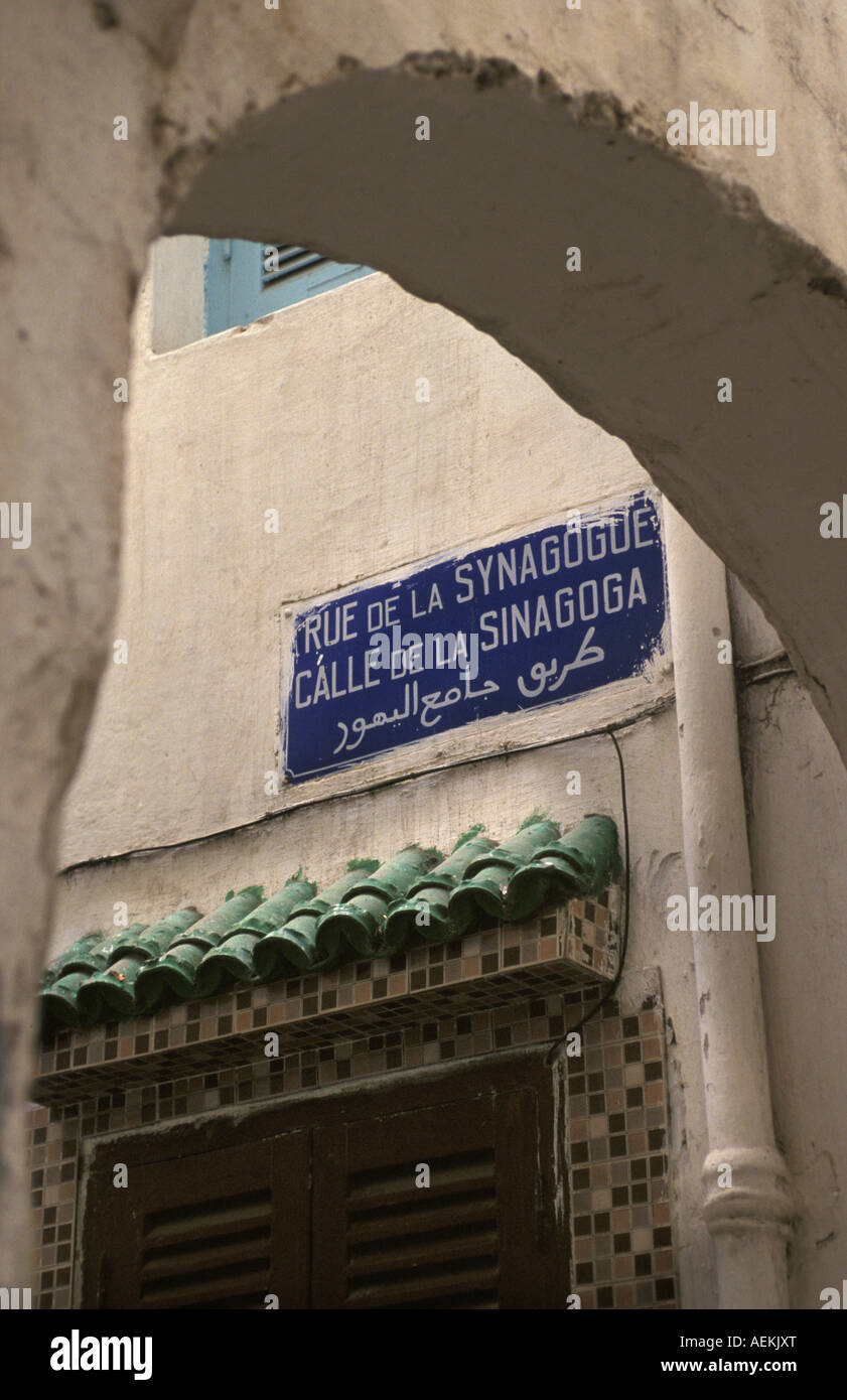 Maroc Tanger Street sign dans différentes langues Espagnol Français Arabe Banque D'Images
