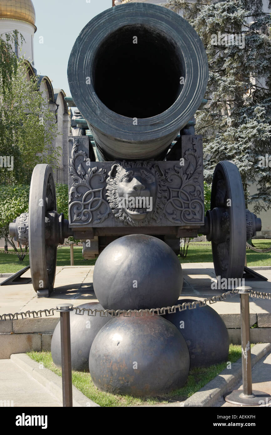 Le Tsar Cannon, vieux bronze massif coulé, bombard bombard le plus grand par calibre dans le monde, à l'affiche dans le Kremlin, la Russie. Banque D'Images