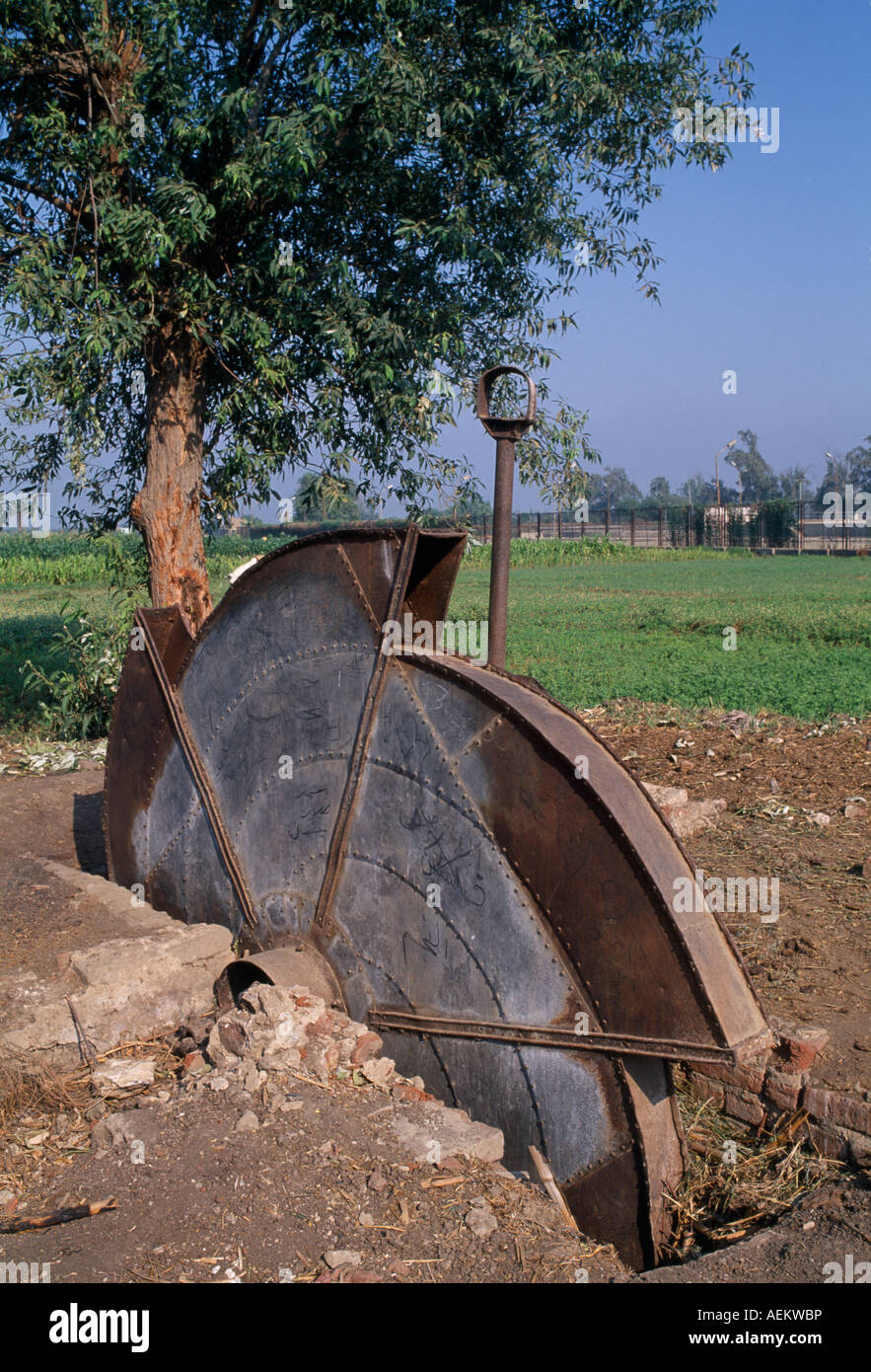 Egypte Afrique du Nord Moyen-orient Delta du Nil Irrigation Agriculture eau désaffecté de la pompe de roue avec les champs derrière Banque D'Images