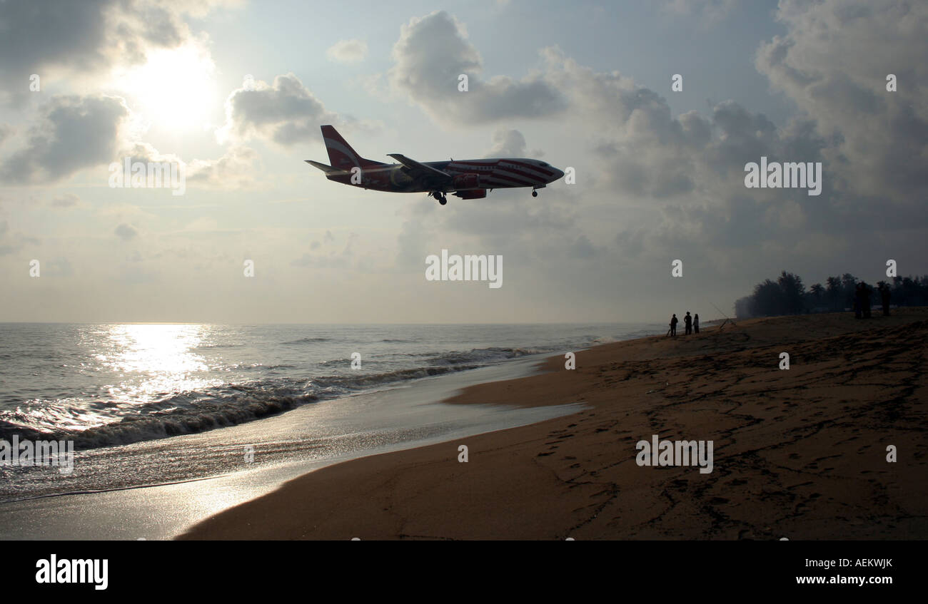 Un avion sur le point d'atterrir à Terengganu, Malaisie Banque D'Images