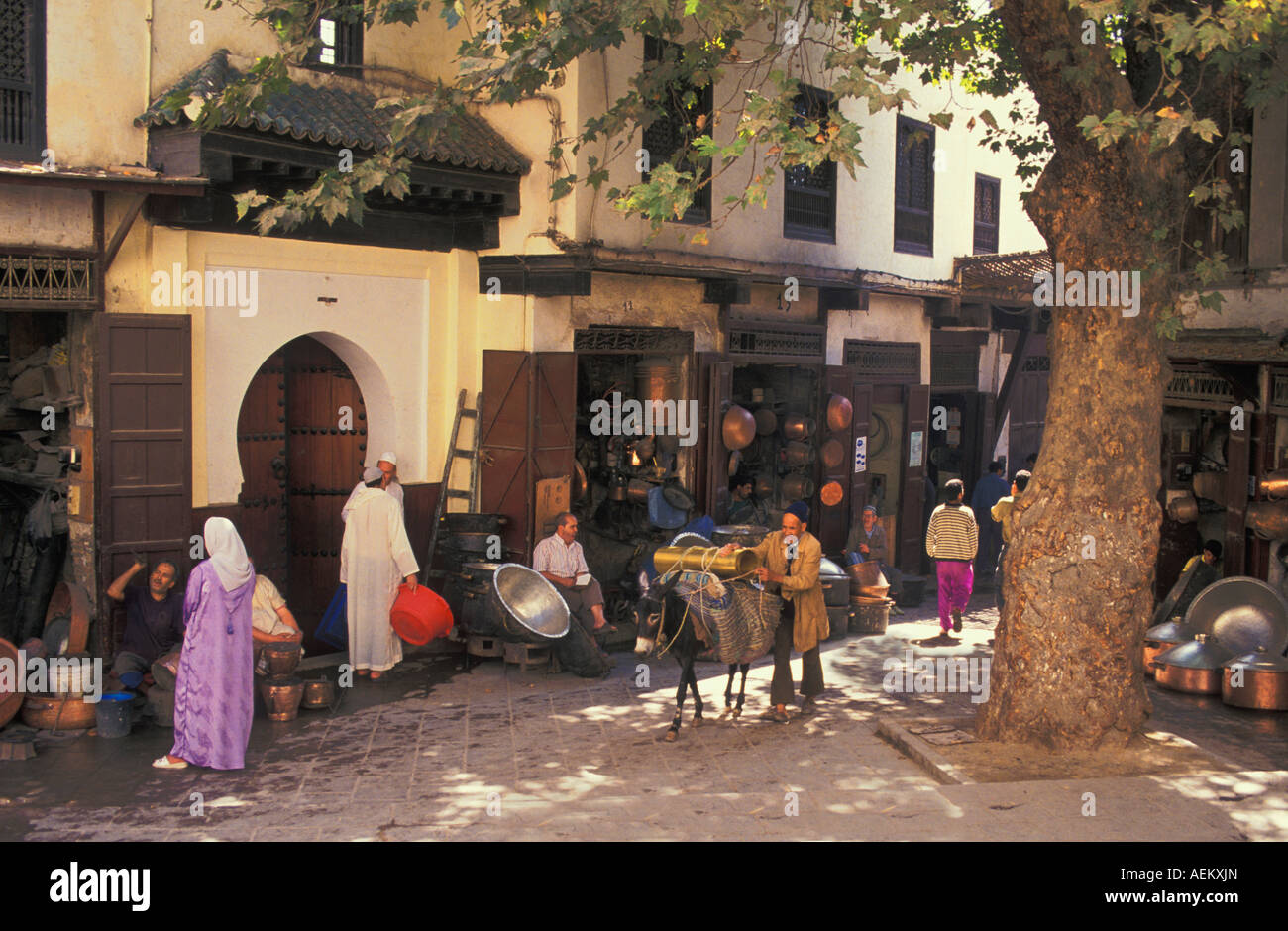 Maroc Fès personnes debout au marché. Âne transportant de la laine Banque D'Images