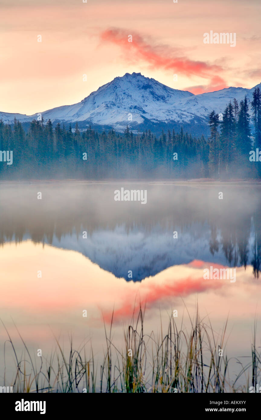 Lever du soleil sur le lac Scott avec North and Middle Sister Mountain Central Oregon Banque D'Images