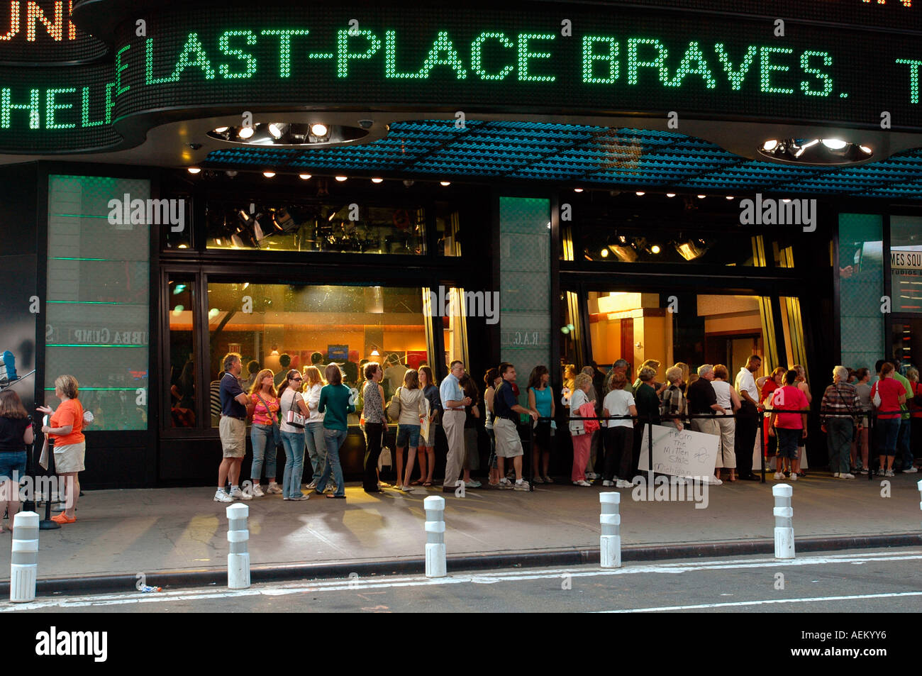 Ligne des fans jusqu'en face de l'WABC studios à Times Square à regarder et figurer sur l'émission de télévision Good Morning America Banque D'Images
