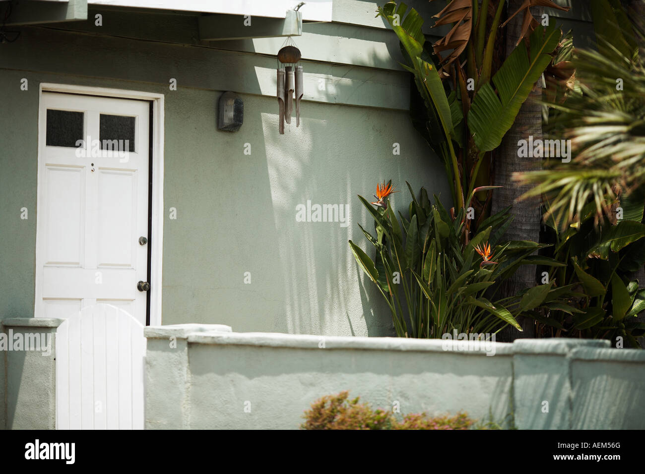 Maison de style plage avec porte blanche à Manhattan Beach, Los Angeles County, Californie, USA Banque D'Images