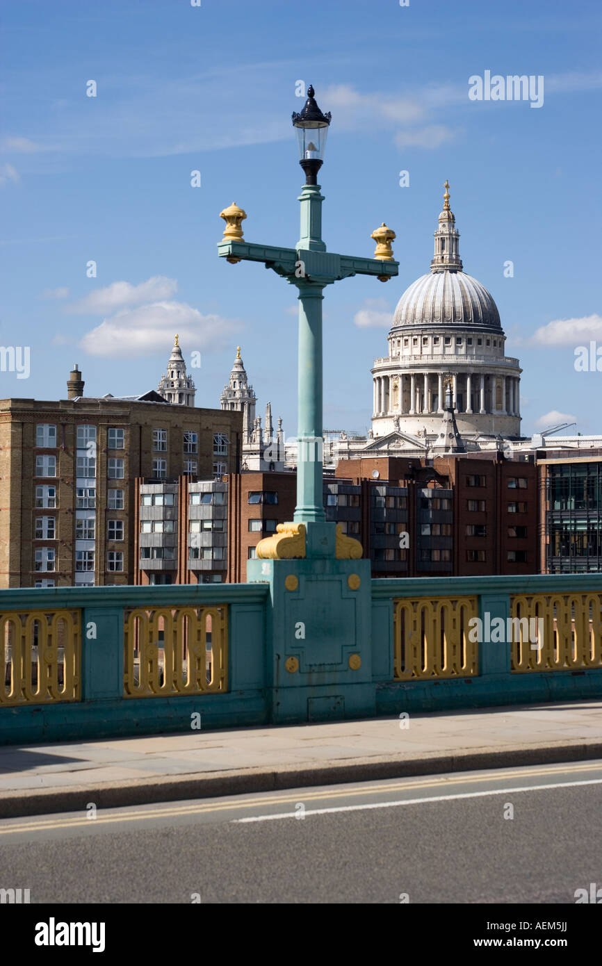 Southwark Bridge et Cathédrale St Paul Tamise Londres Angleterre Banque D'Images