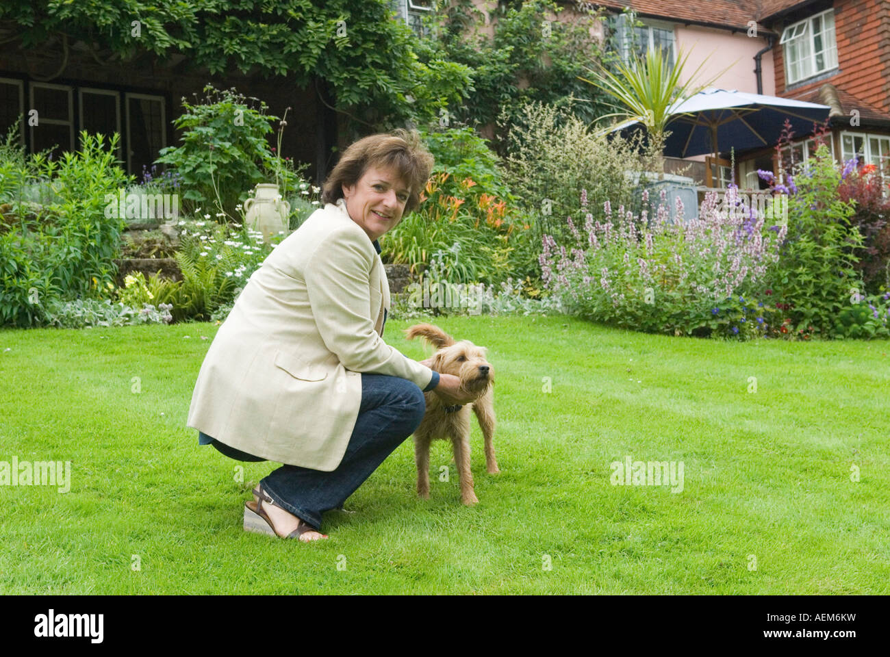 Rosa Monckton amie de feu Diana la princesse de Galles à domicile Dallington East Sussex Angleterre 2007 UK chien un Boarder terrier appelé Killingworth Banque D'Images