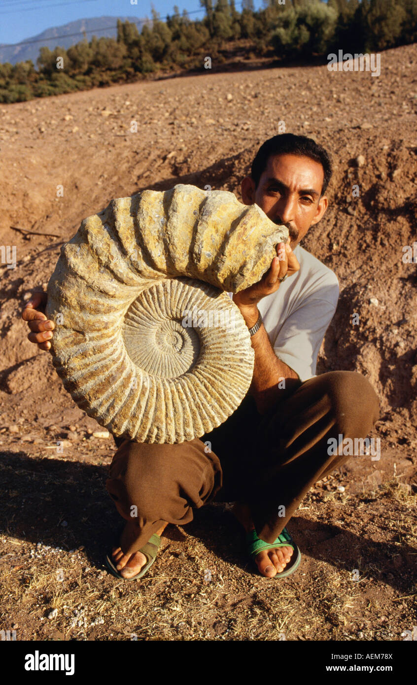 Le Maroc Ait Benhaddou Man holding combustibles d'escargots Banque D'Images