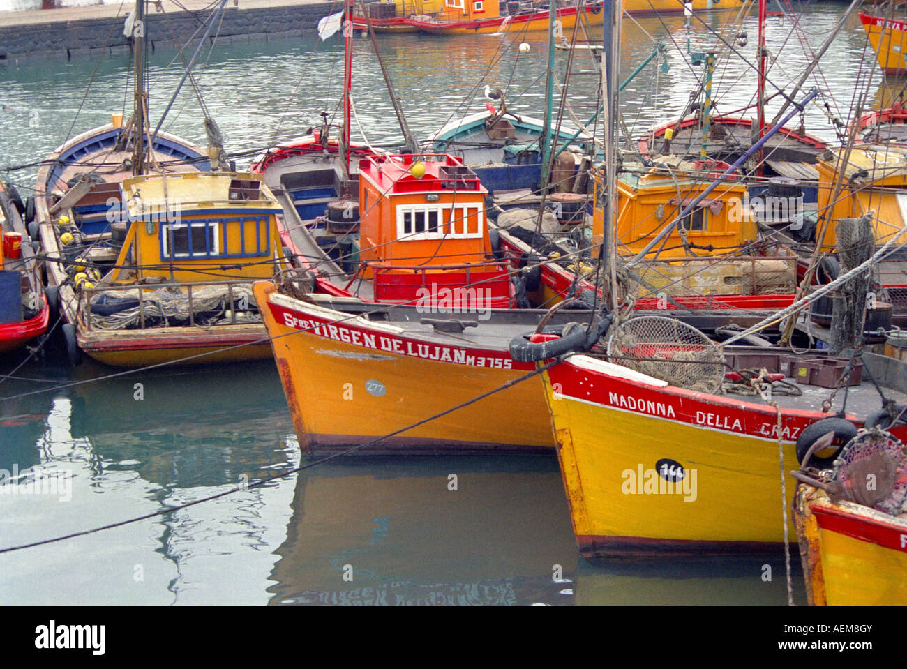Vista de bateaux de pêche colorés dans le port de Mar del Plata, Buenos Aires, Argentine Banque D'Images