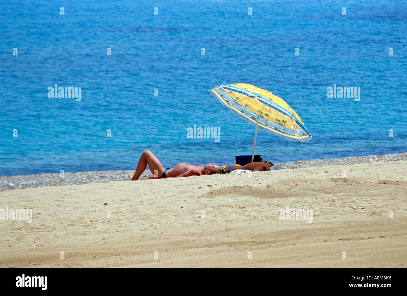 À côté de soleil parapluie coloré, plage de Skala, Skala, Céphalonie, Grèce Banque D'Images