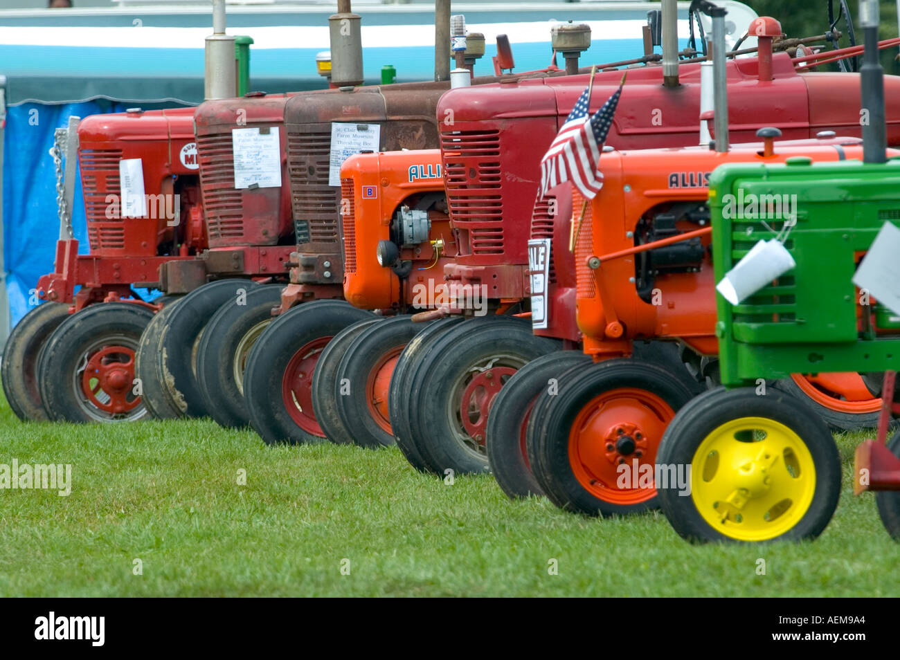 les-agriculteurs-locaux-afficher-vieux-tracteurs-de-ferme-dans-un-vers