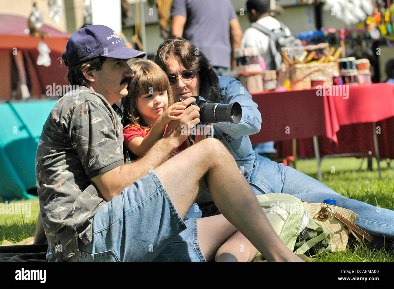 5 ans avec la famille prend des photos à l'American Indian pow wow Port Huron au Michigan Banque D'Images