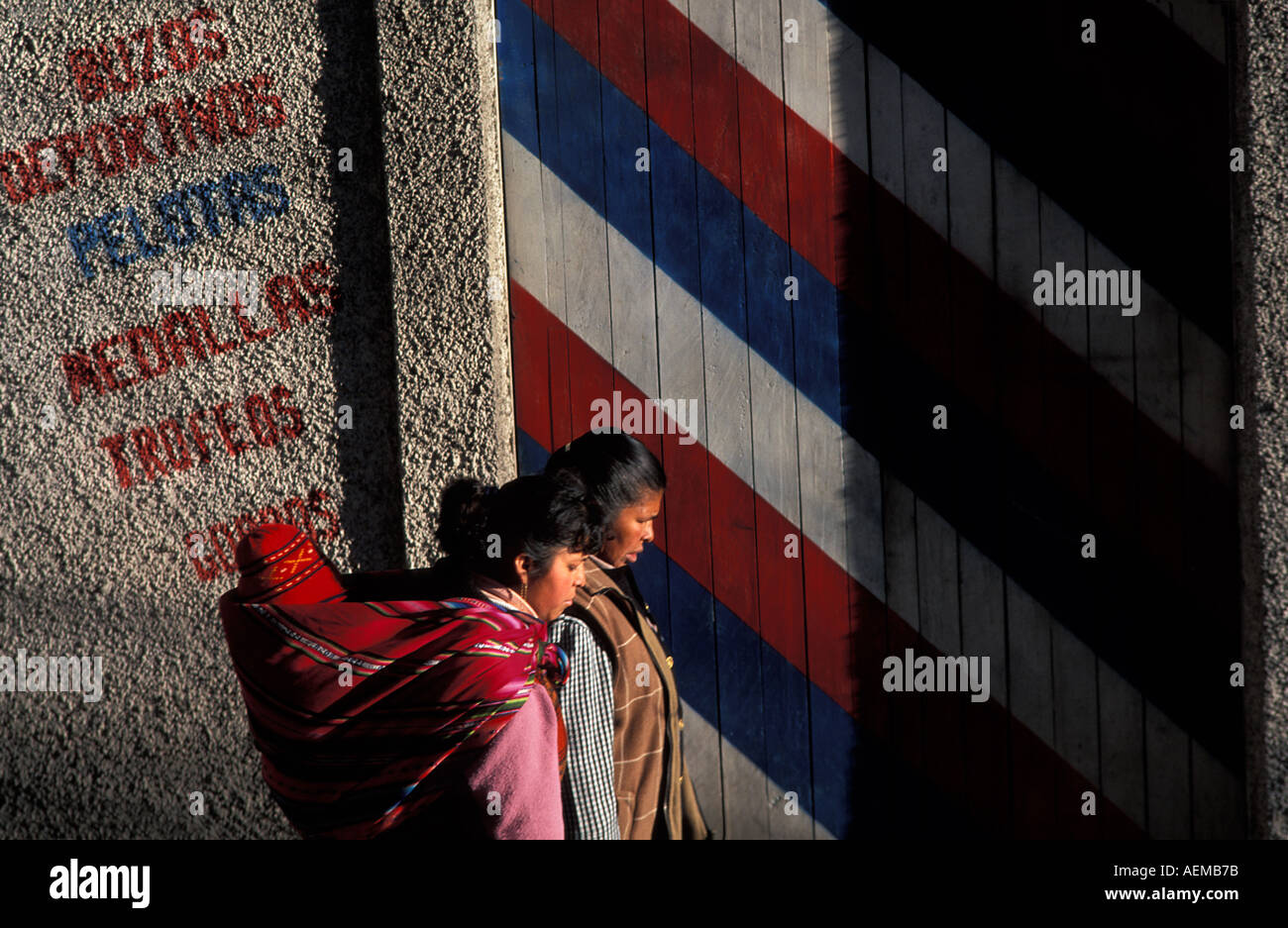 Les femmes Aymara de Bolivie en costume distinctif Mercado de Hechiceria salon La Paz Bolivie Amérique du Sud Banque D'Images