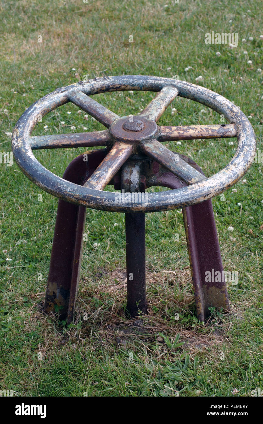 Une roue rouillé qui sort de l'herbe à Gasworks Park, Seattle, Washington, USA. Banque D'Images