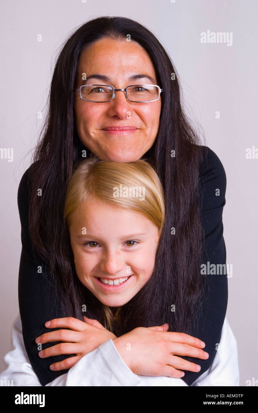 Une mère et sa fille à peau claire blonde Banque D'Images