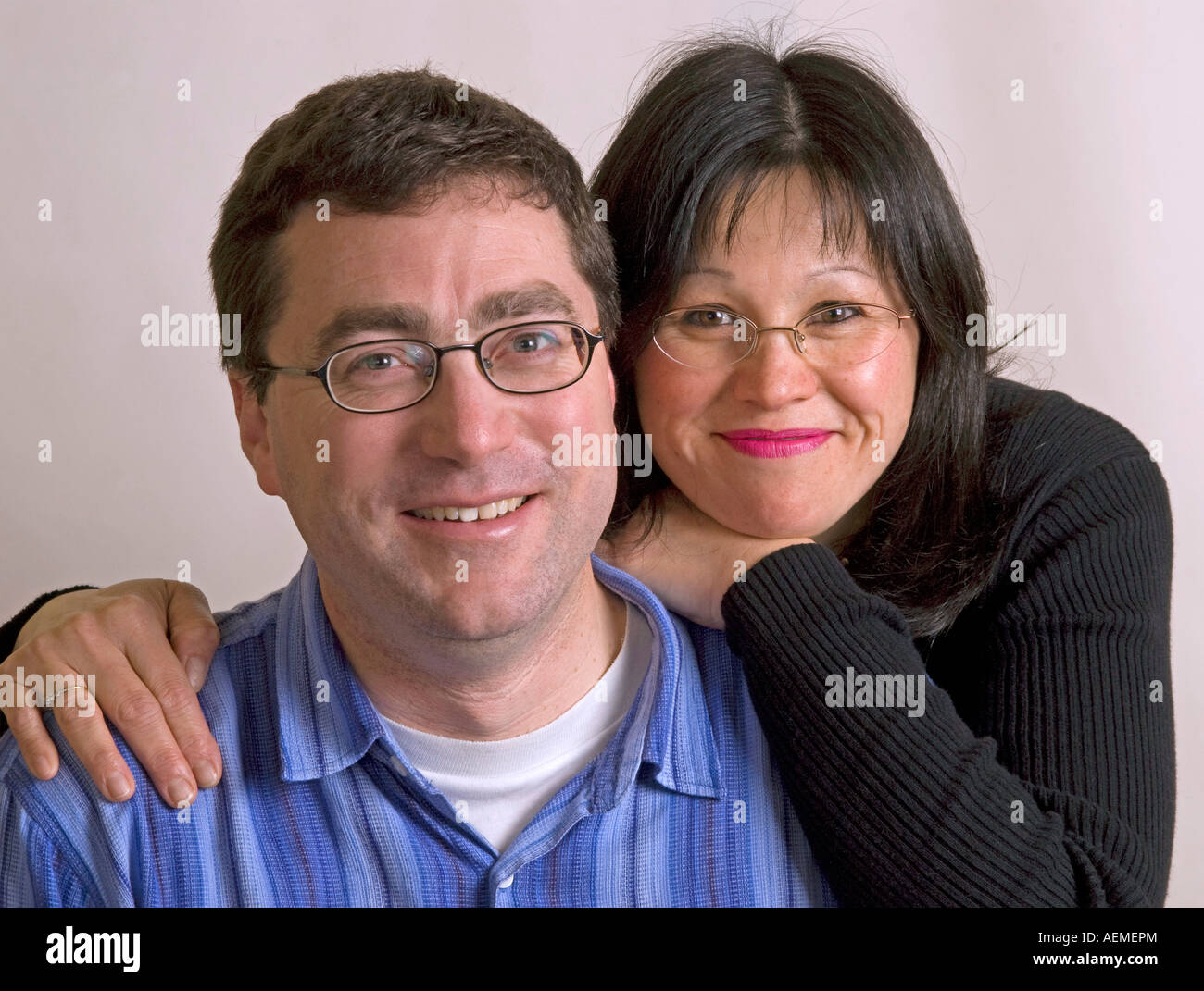 Couple marié d'origine raciale mixte. Mari australien ; épouse d'origine chinoise italienne Banque D'Images