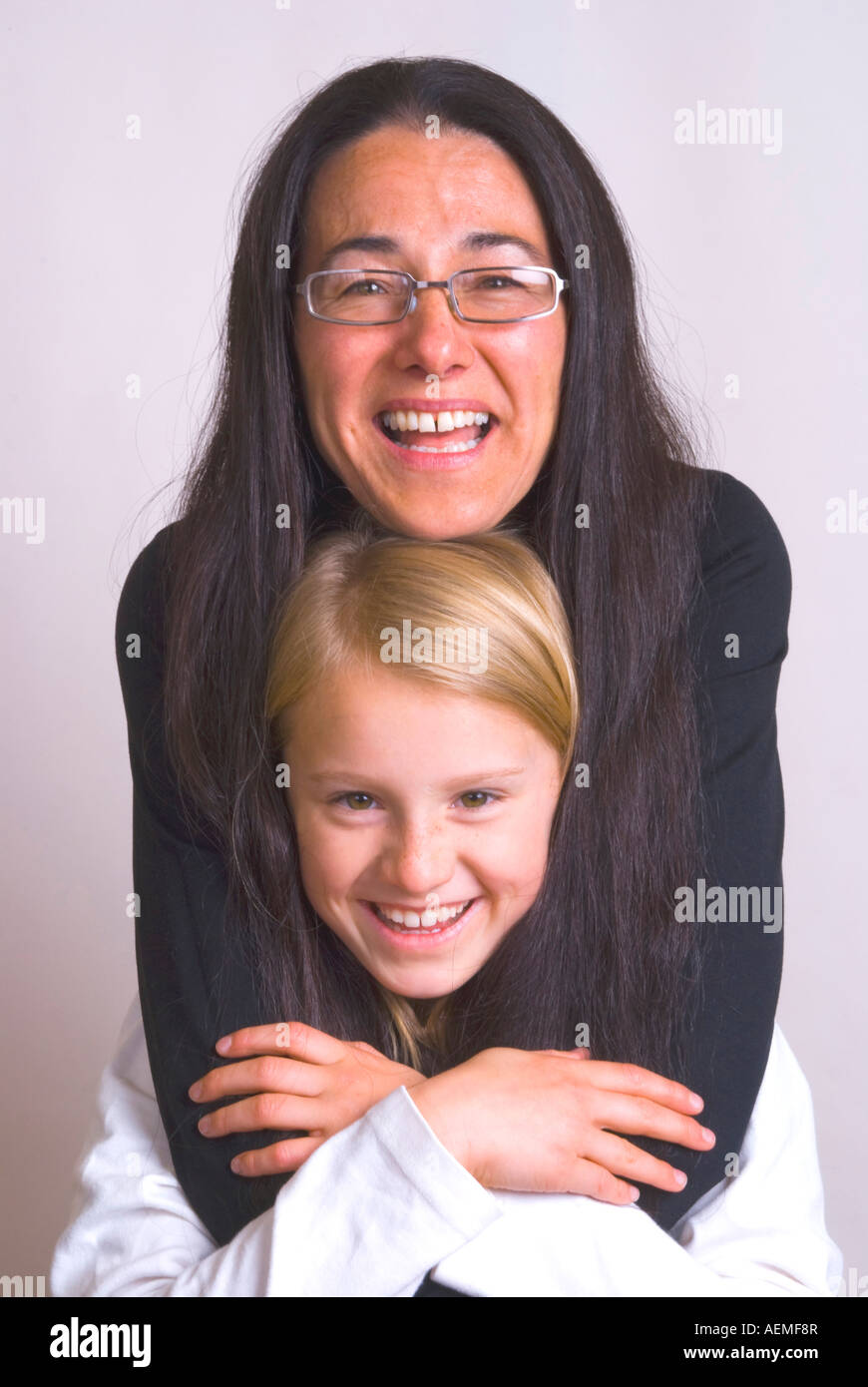 Une mère italienne chinoise eurasienne et sa fille blonde à la peau claire Banque D'Images