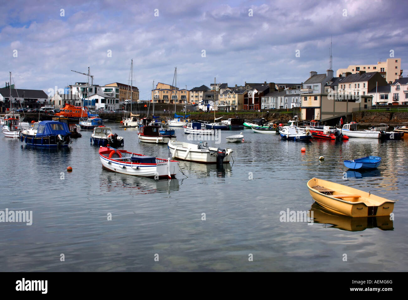 Bateaux amarrés dans le port de Portrush, comté d'Antrim, en Irlande du Nord Banque D'Images