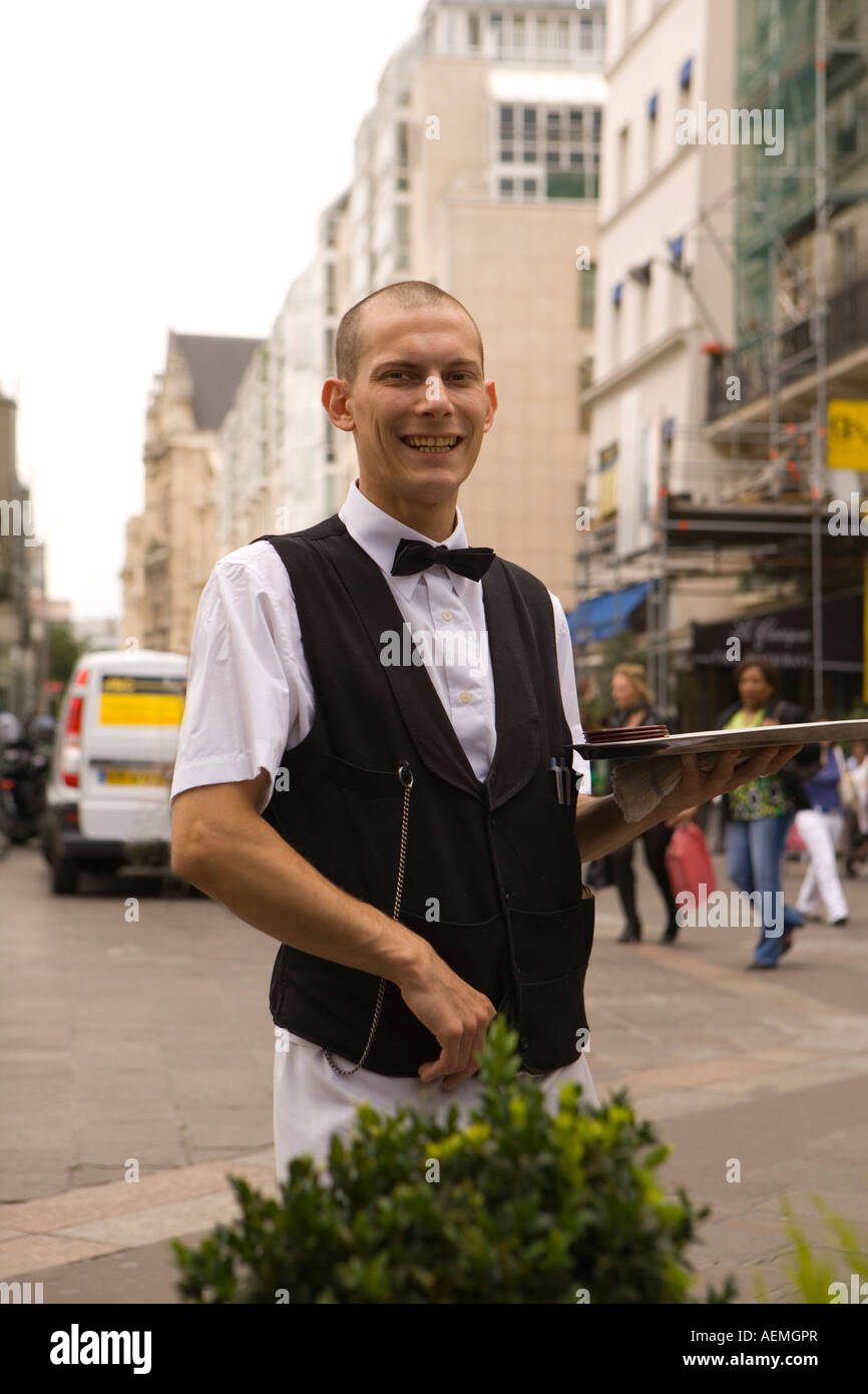 Service avec un sourire - Happy smiling waiter, Paris Banque D'Images