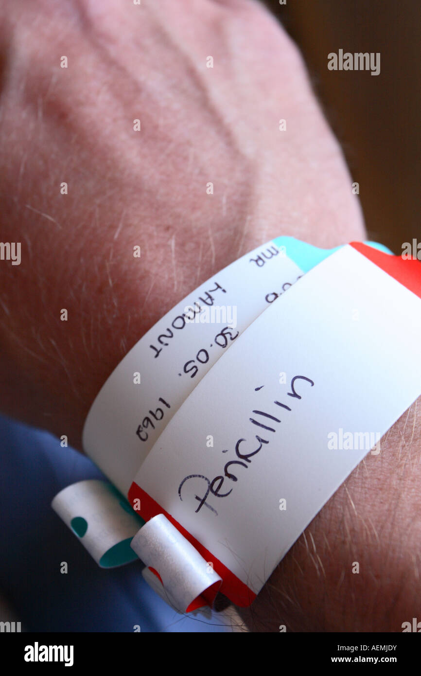 Hospital patient portant un bracelet d'alerte que cette personne est allergique à la pénicilline Banque D'Images