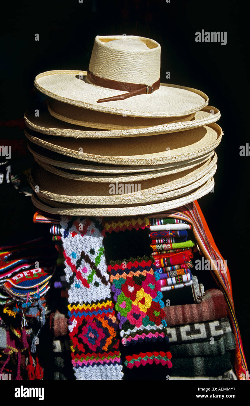 Chapeaux en vente sur un étal de marché, Lima, Pérou Photo Stock - Alamy