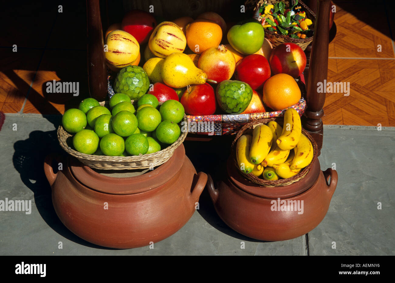 Ornement coloré de fruits artificiels dans des pots d'affichage extérieur, cadeaux, marché indien, Lima, Pérou Banque D'Images