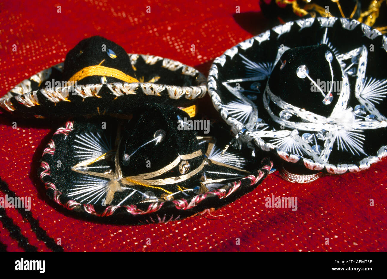 Petits sombreros mexicains sur une couverture rouge San Diego California USA Banque D'Images