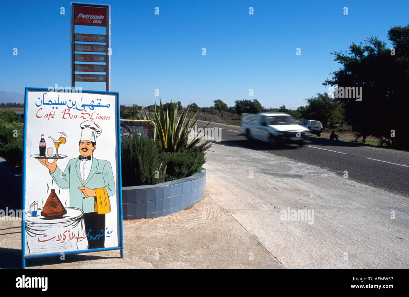 Rue avec station essence et restaurant sign entre la ville d'agadir et de Taroudant maroc sud Banque D'Images