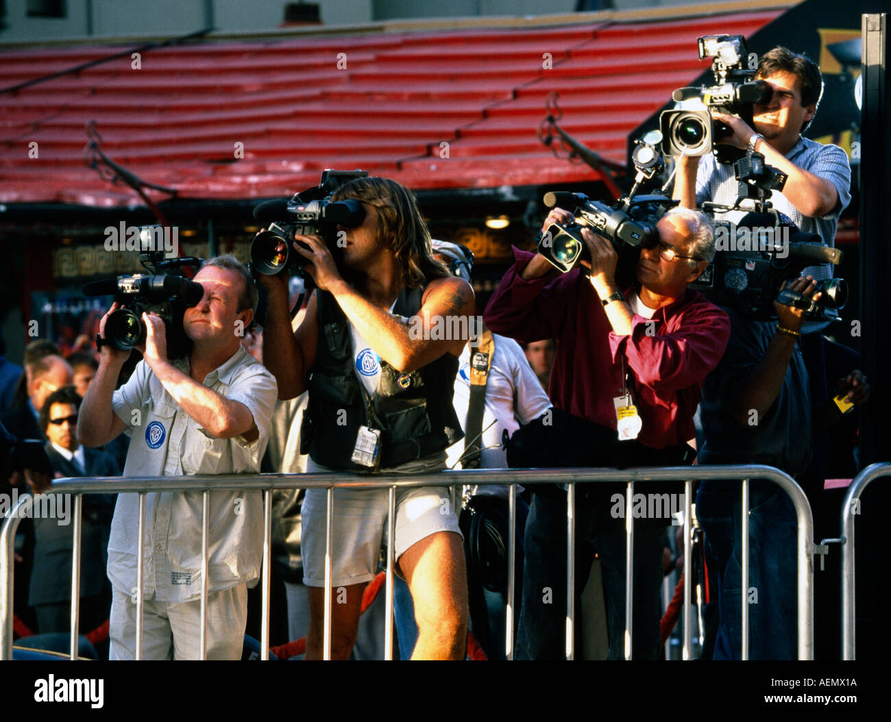 Les cameramen et journalistes de télévision derrière un obstacle lors d'un premier film au Mans Chinese Theatre Hollywood California USA Banque D'Images