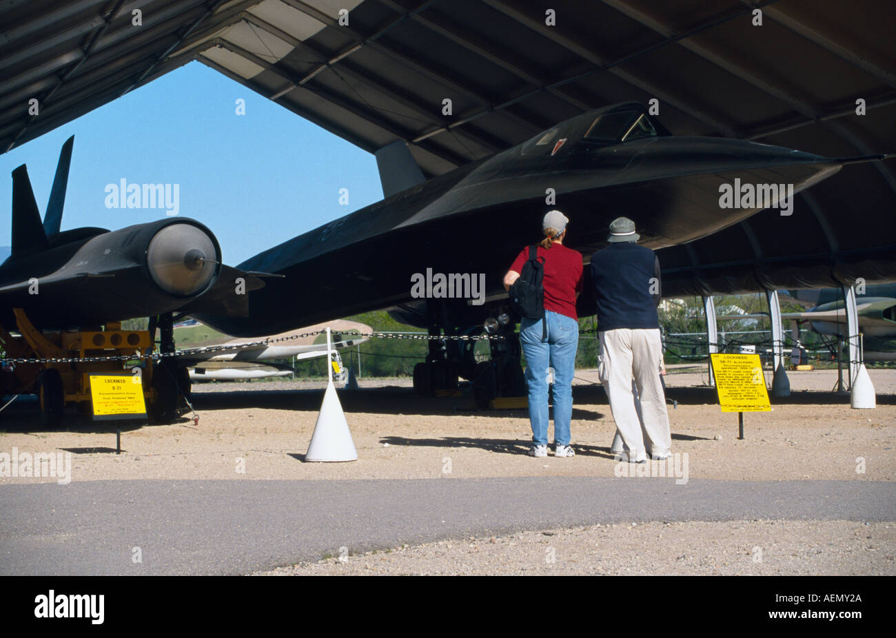 Les touristes à la recherche de Lockheed sr 71 Blackbird avion pima Air and Space Museum tucson arizona usa Banque D'Images