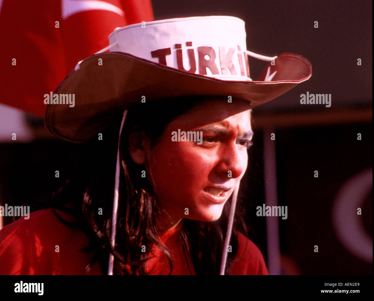 Fan de football féminin turc émotionnelle Wearing Cowboy Hat avec Turkiye écrit sur elle et avec son visage peint en couleurs nationales. Banque D'Images