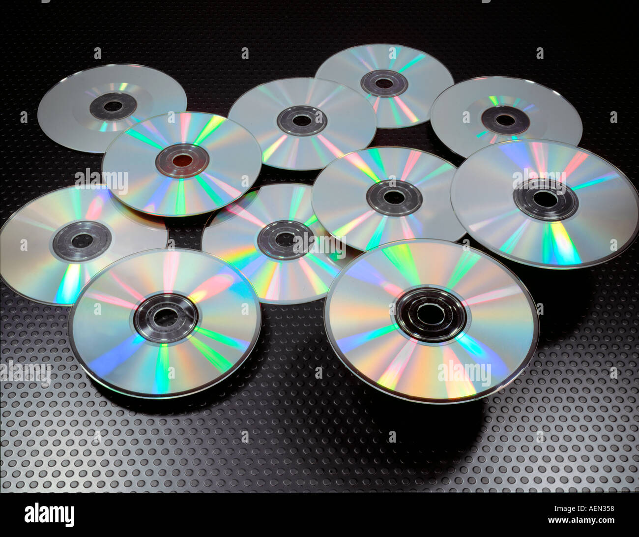 Groupe de cd rom sur noir coloré de surface Banque D'Images