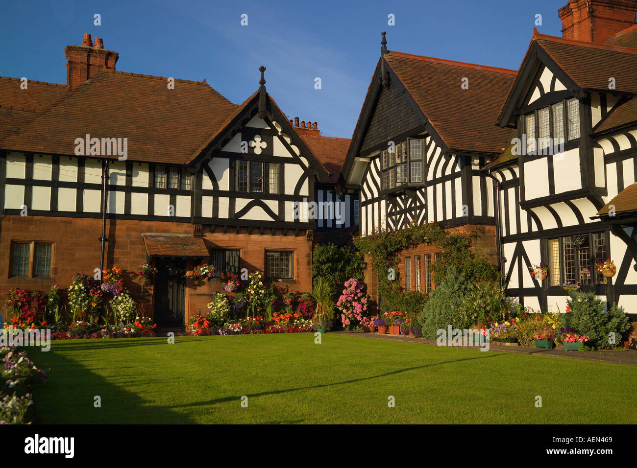 Le logement et les jardins de Thornton Hough Village Wirral Merseyside England Banque D'Images
