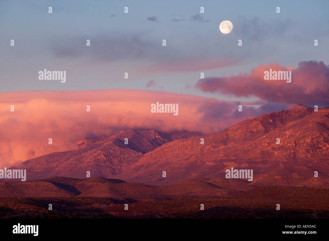 Réglage de la lune sur les montagnes Guadalupe Guadalupe Mountains National Park, Texas, USA Banque D'Images