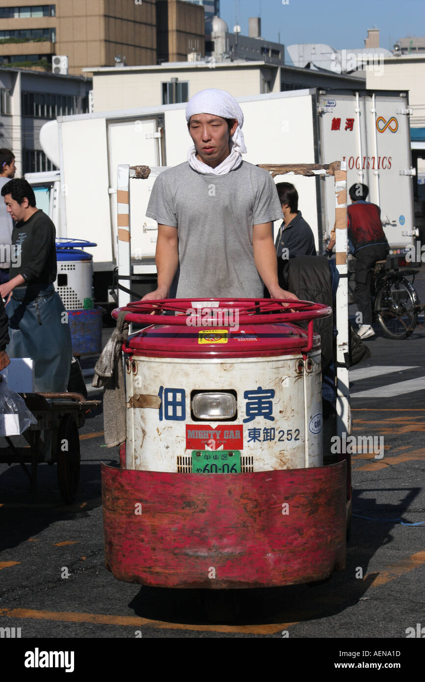 Porter du marché aux poissons de Tsukiji Tokyo Japon Banque D'Images