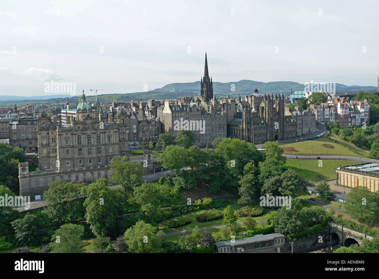 Jardins de Princes Street, Edimbourg et les imposants bâtiments de la Royal Mile Banque D'Images