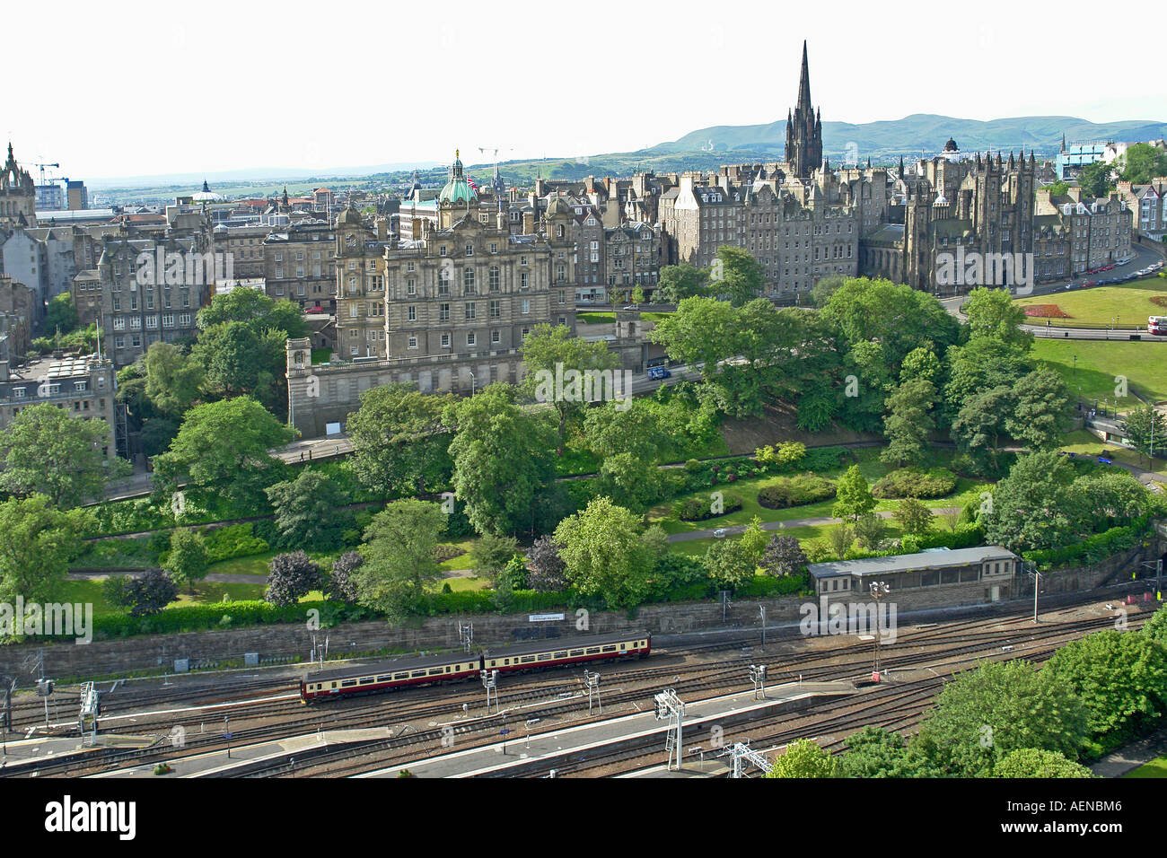 La gare de Waverley à Édimbourg et les imposants bâtiments de la Royal Mile Banque D'Images