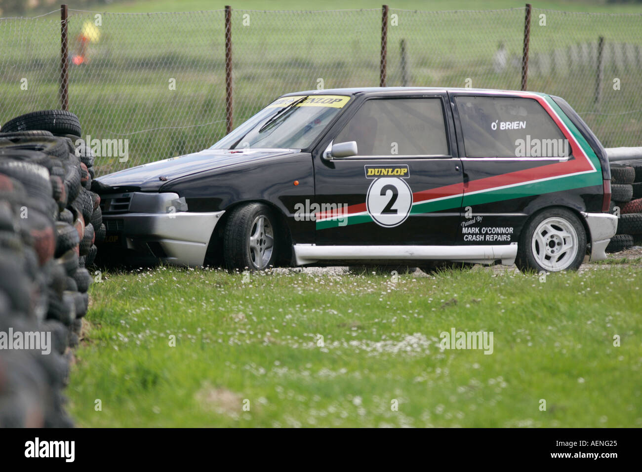 Fiat Uno dans accident course mur de pneus pneu au Circuit Kirkistown le comté de Down en Irlande du Nord Banque D'Images