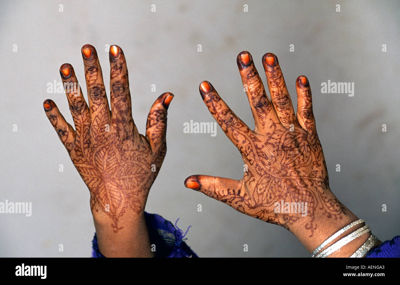 Les mains d'une femme avec des tatouages au henné maroc sud Banque D'Images