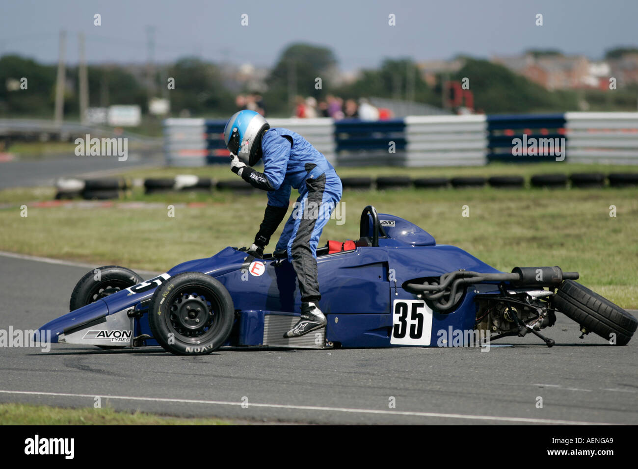 Kris Loane de Kesh sort de son bleu écrasé Van Diemen RF92 FF de Formule Ford 1600 Kirkistown au comté du circuit vers le bas Banque D'Images