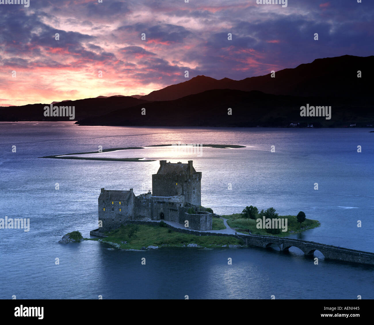 Gb - Ecosse : le château d'Eilean Donan et loch duich au coucher du soleil Banque D'Images