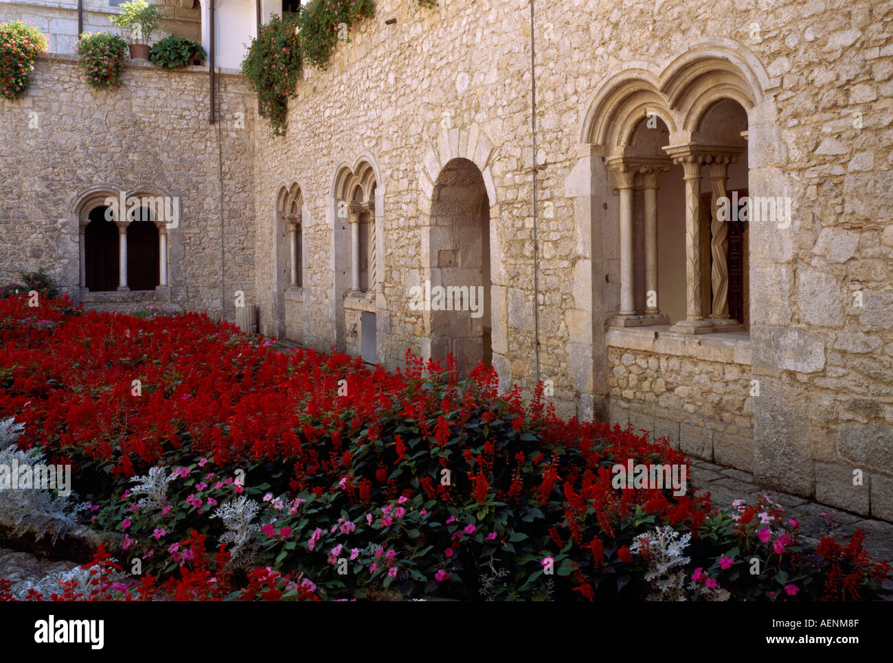 Zisterzienserkloster, Casamari, Innenhof, Süd- und Ostflügel Banque D'Images