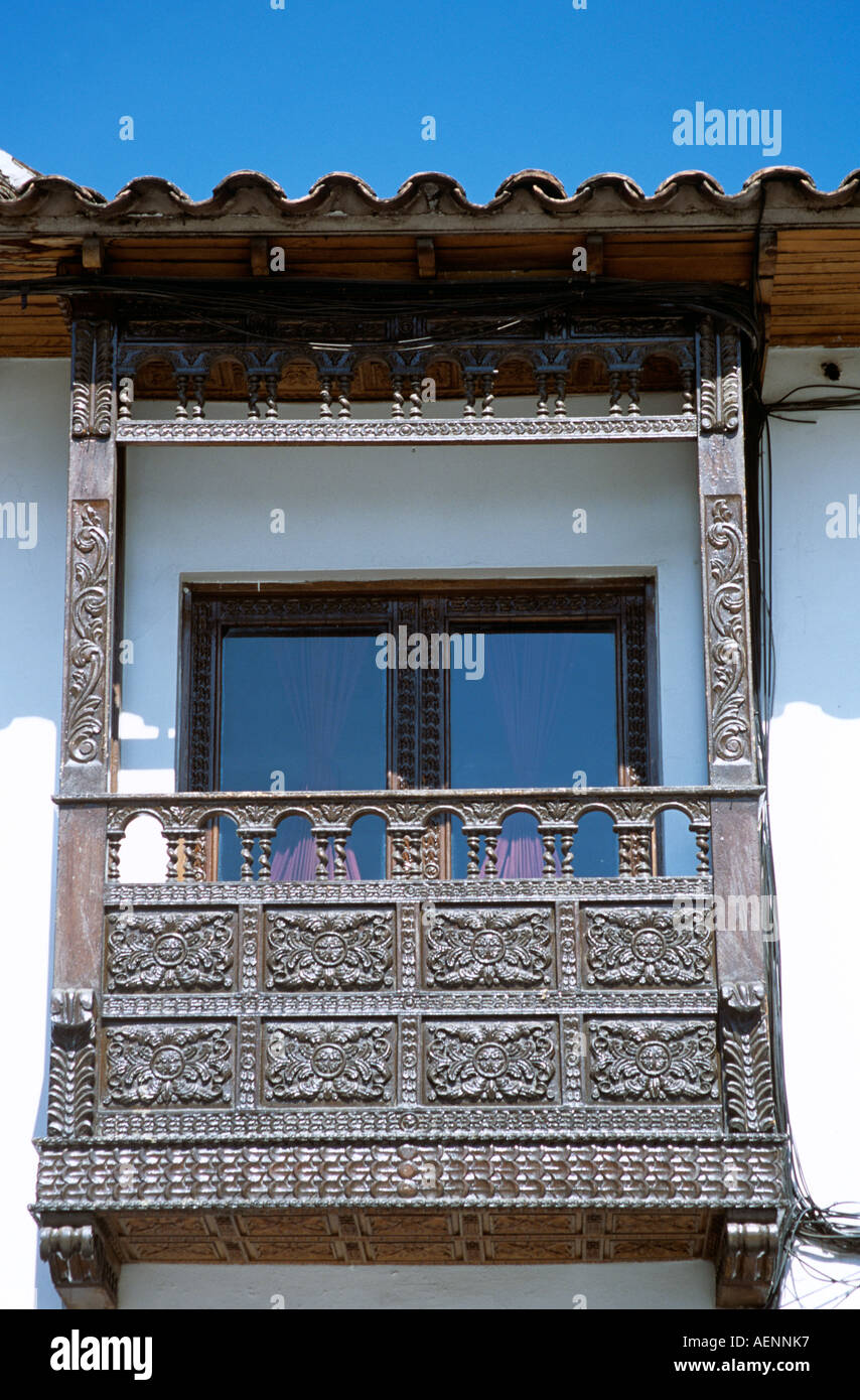 Balcon en bois sculpté typique, Cusco, Pérou Banque D'Images