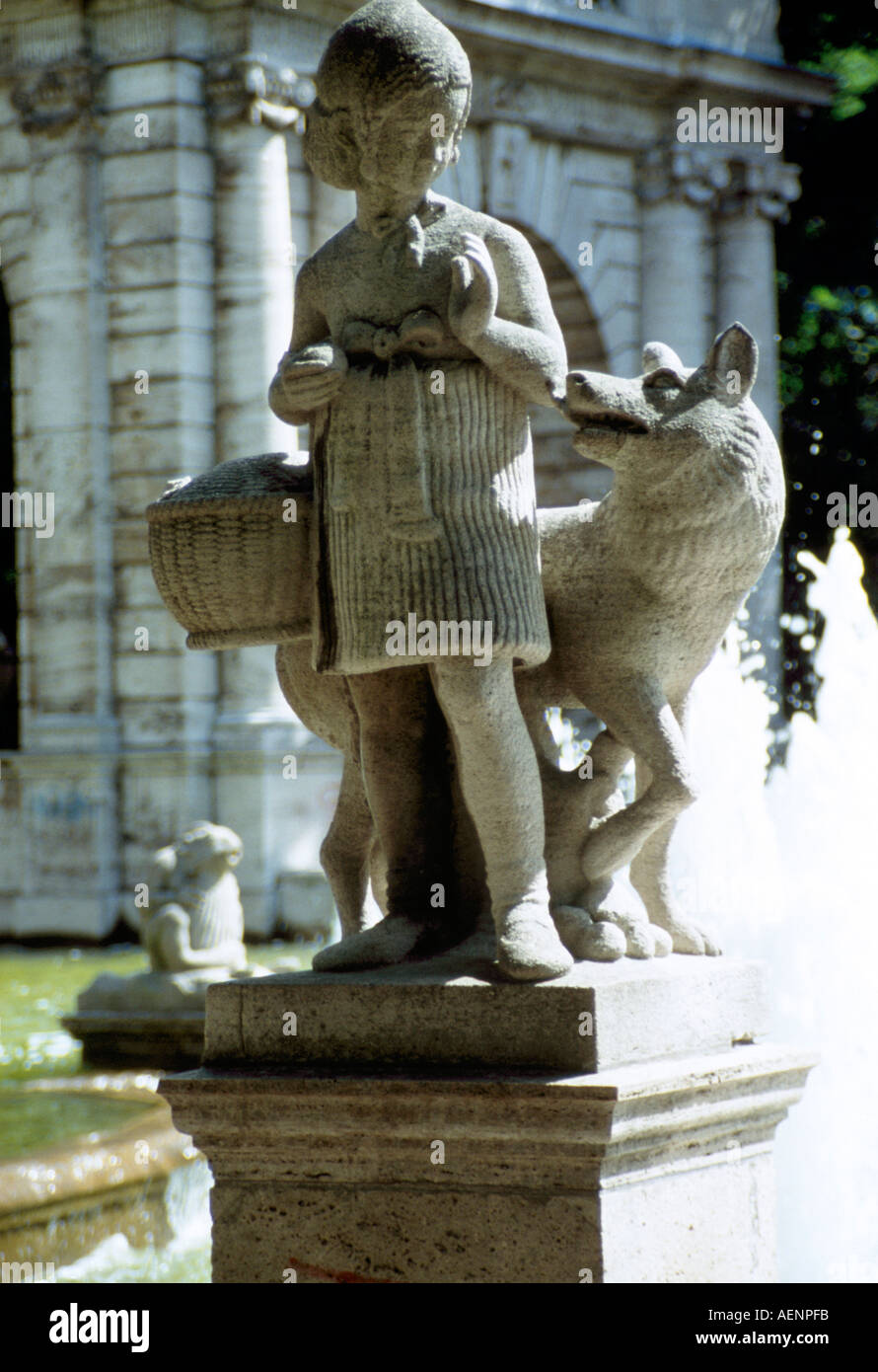 Volkspark Friedrichshain, Berlin,, Märchenbrunnen, Rotkäppchen und der Wolf Banque D'Images